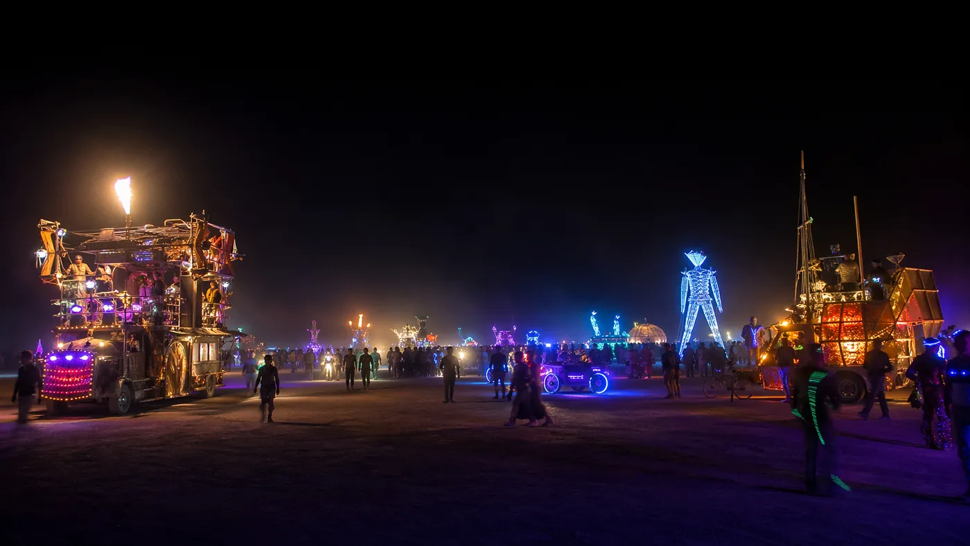 Leuchtende Mutant Vehicles und Kunstinstallationen bei Nacht auf einem Burn in der Wüste