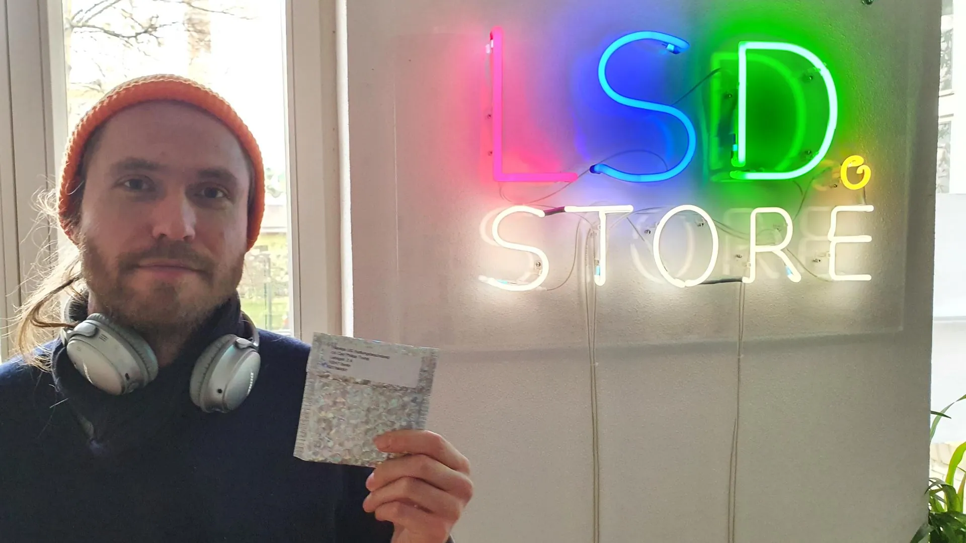 Carl Philipp Trump in seinem Berliner LSD Store mit legalem LSD-Ableger