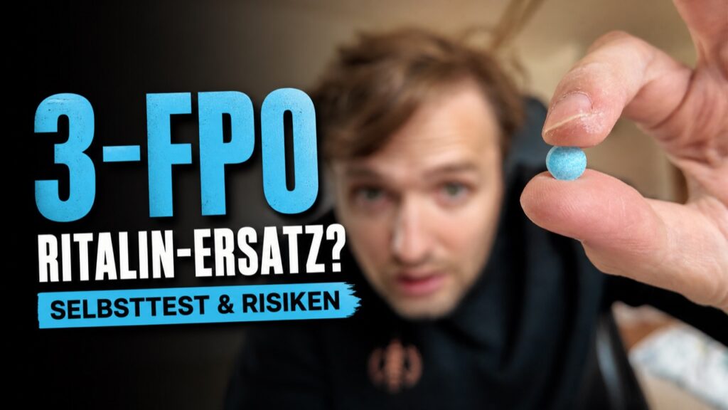 Simon Ruane haelt im 3-FPO-Selbsttest eine blaue Tablette in die Kamera; Thumbnail mit Text 3-FPO Ritalin-Ersatz